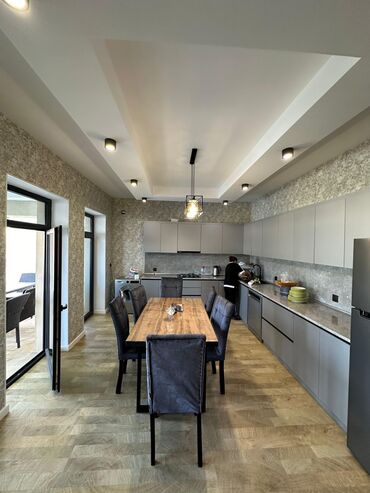 Hovuzlar: Hovuz olan həyət evi. Ərazidə istirahət üçün günəş çarpayıları, stol — 11