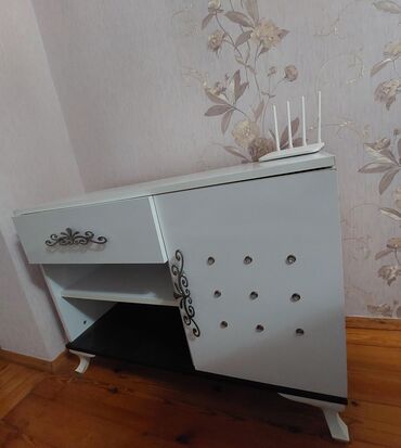 Mebel: Düz TV altlığı, Polkalı, Laminat