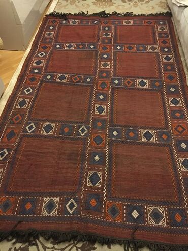 Qədimi kilim(xalca) eni1.60,uzunu 2.60 əla vəziyyətdə (nənəm toxuyub