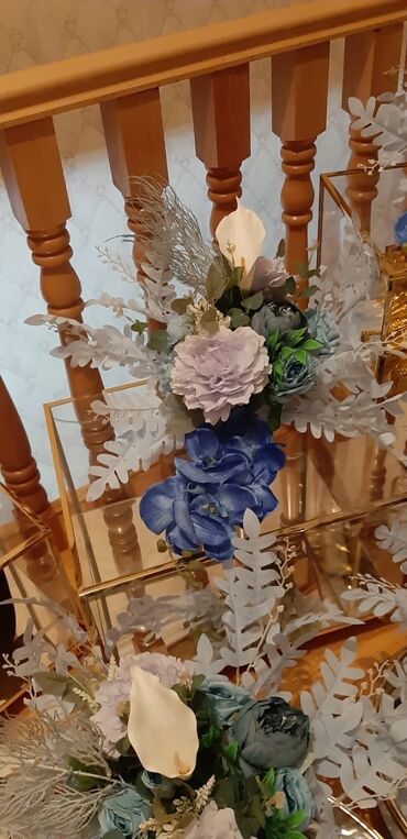 Xonça: Ağ güllərlə birlikdə 700 manata satılır.2 dəst qırmızı və mavi — 10