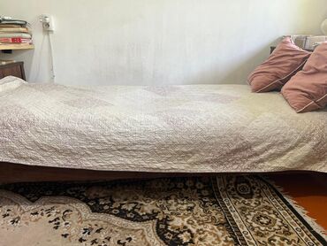 деревянная кровать: Односпальная кровать с прочным деревянным каркасом, выполненным в
