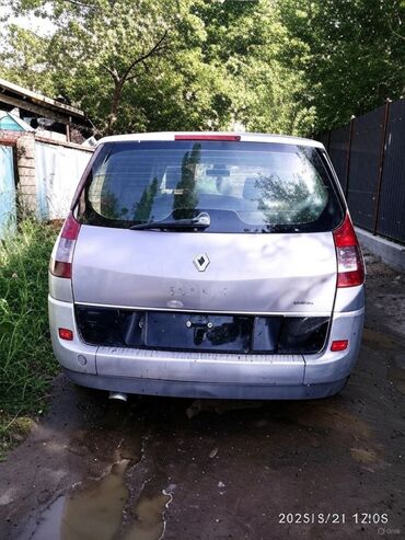 страшный машина: Автомобиль Renault Scenic, представленный в серебристом цвете