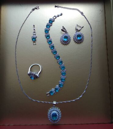 женские серебряные серьги: Продаю серебряный комплект, который состоит из: кольцо 20 размер