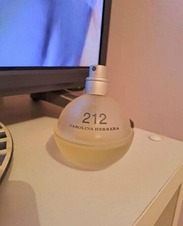 Parfemi: Carolina Herrera 212 zenski parfem. Original, bas postojan. Ostalo oko