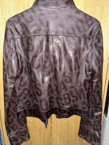 kaputi od velura: Kozna jakna nosena jako kratko