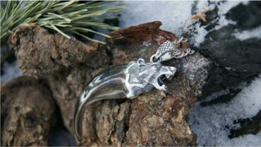 uzun pencekler: Gümüş başlı ayı fiqurlu asma kolye - Materiallar: parlaq tünd buynuz