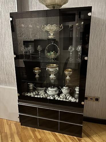 Qara şüşəli vitrin dolabı – 2 ədəd modul - Rəng və material: Parlaq