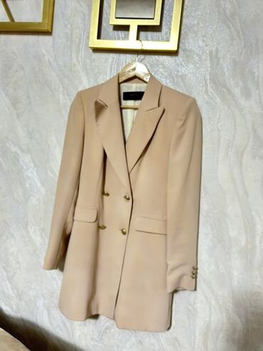 tek pencek: Bej rəngli, ikiqat düyməli blazer. Geniş yaxalı, uzunqol və qızılı