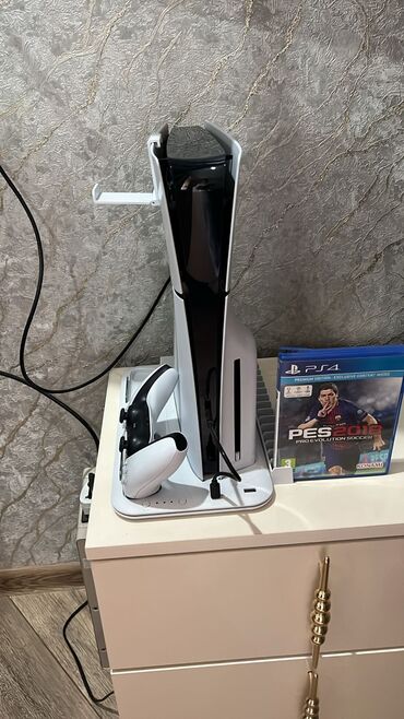 продам старый телевизор: PlayStation 5 konsolu DualSense idarəetmə pultu və doldurma stansiyası