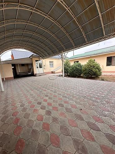 Үйлөрдү ижарага берүү: 140 м², 5 бөлмө, Балдарсыз түгөйлөргө — 4