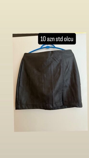 коктейльные платья в баку: Qısa dəri görünümlü ətək - Rəng: qara - Dizayn: düz kəsim, yan tikiş