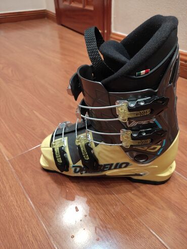 лыжи ботинки: Продаю горнолыжные ботинки -размер 22.5/евро35; горнолыжный шлем