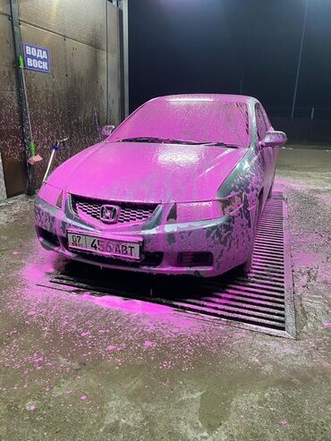 расрочка машина бишкек: Автомобиль Honda Accord, покрытый яркой розовой пеной, находится на