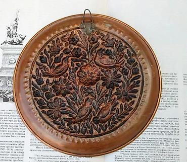 Stare vaze i dekor: Vtg bakarni tanjir bogato ukrašen pticama i cvećem 1920. Cena za komad — 6