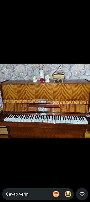 Belarus markalı şaquli piano. Klassik taxta korpuslu, parlaq lak
