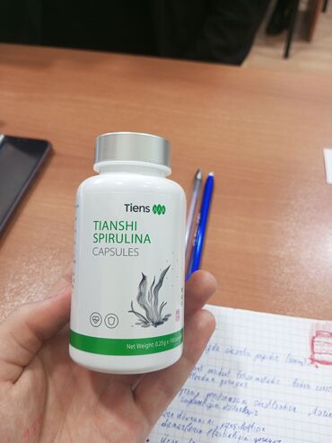 Vitaminlər və BAƏ: Tiens şirkətinin istehsalı olan spirulina kapsulları. Tərkibində