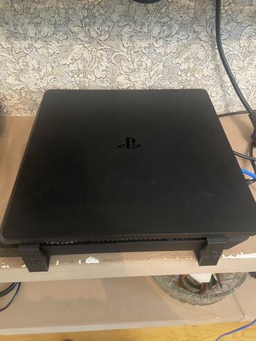 ps4 satilir: Ps4 slim 1tb satılır. Təqdim olunan paketə aşağıdakılar daxildir