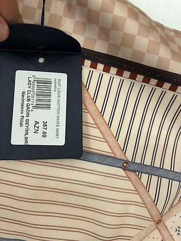 paltar alan: Louis Vuitton köynək - Material: 100% ipək (etiketli) Etiketi — 7