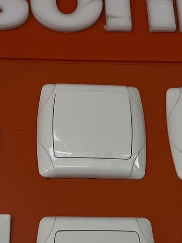 меняю на 07: Настенный выключатель света Viko, серия для открытой установки. -