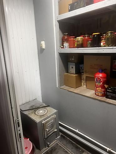 Продажа коттеджей и домов: Продаётся дом. 4 комнаты, кухня, душ и туалет раздельные внутри дома — 12