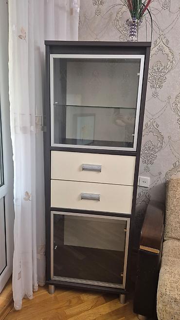 2 el mebel: Qonaq otağı üçün 3 hissəli mebel dəsti satılır. Köçlə əlaqədar — 2