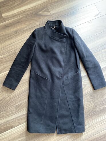 Пальто 38р- S черного цвета 
Турция