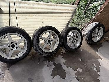 Комплект из 4 автомобильных бмв колес в сборе: легкосплавные диски