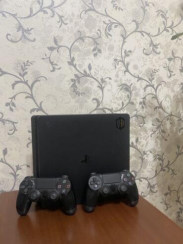 купить диски на sony playstation 4: Игровая консоль Sony PlayStation 4 в черном цвете. В комплекте два