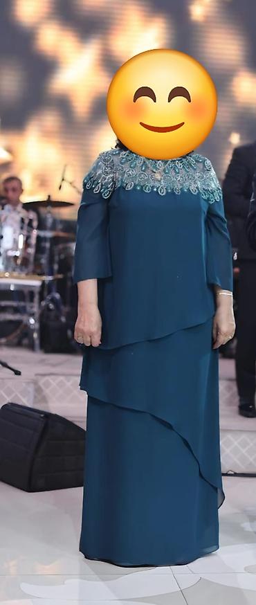 podium don: Zərif gecə/libas – tünd firuzə rəngində uzun şifon don. - Üst hissədə — 1