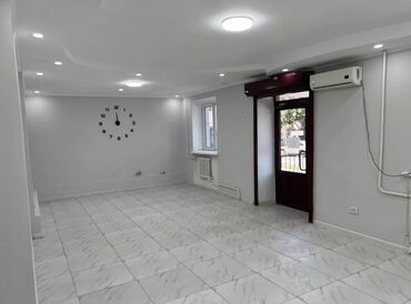 сдаю салон: Commercial space for rent at 200 Toktogul street. Total area is 72