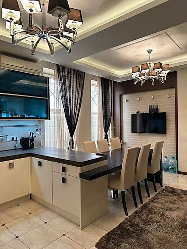 Долгосрочная аренда домов: 370 м², 6 комнат, Балкон застеклен, Забор, огорожен, Парковка — 3