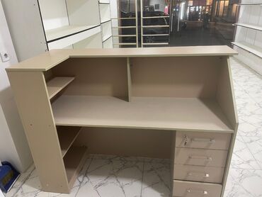 Digər mağaza avadanlığı: Magaza ucun Polka ve Kassa Stolu Tərkib: - Resepsiyon/qatib masası — 2