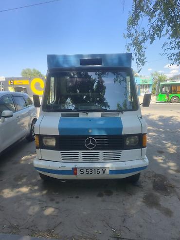 на сапок: Грузовой фургон Mercedes-Benz сапог (кабина) с тентованным деревянным — 1