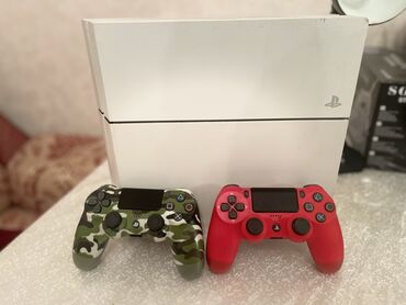 ps4 500gb: Продаю PS4 FAT 500gb, в комплекте два джойстика REF, состояние