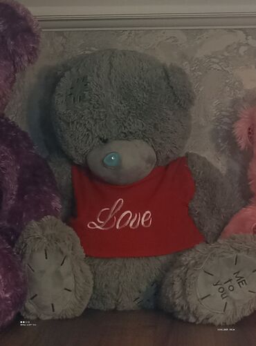 Oyuncaqlar: Boz rəngli, yumşaq oyuncaq ayı. Üzərində ağ hərflərlə "Love" sözü