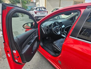 Chevrolet: Chevrolet Cruze sedan – parlaq qırmızı rəngdə, şəhər üçün dinamik və — 15