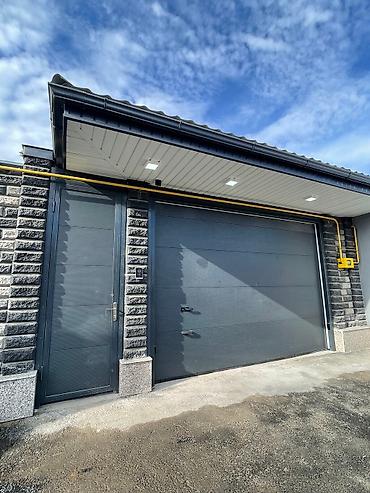 Секционные ворота: Алюминиевые, Автоматические, Длина: 10 м, Alutech, Для частного дома, С калиткой, В рассрочку, Новый, Бесплатная установка — 12