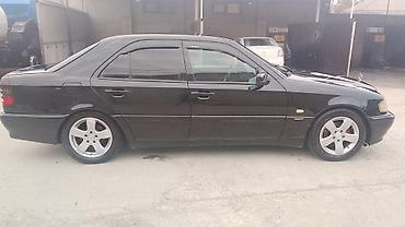e class mercedes: Mercedes-Benz sedan, qara rəng. Avtomatik transmissiya, çoxfunksiyalı — 9
