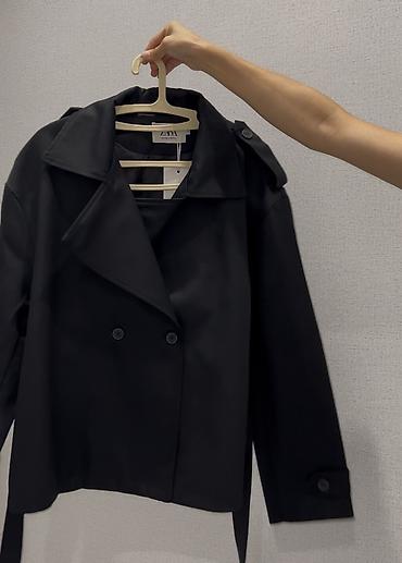 тренч черный: Укороченный тренч в стиле ZARA - Модель: двубортный укороченный тренч — 3
