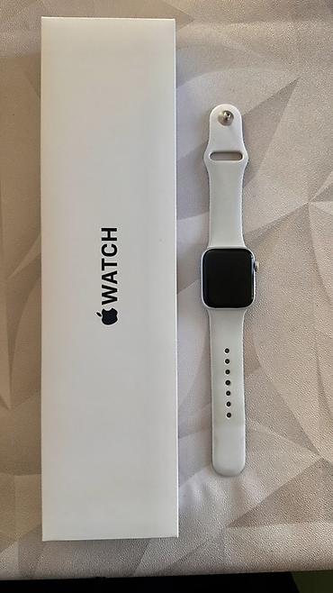Apple Watch SE 1 с белым спортивным ремешком и фирменной коробкой