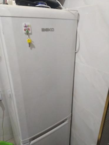 холодильник двух: Холодильник Beko, белый, с нижней морозильной камерой. Особенности: - — 1