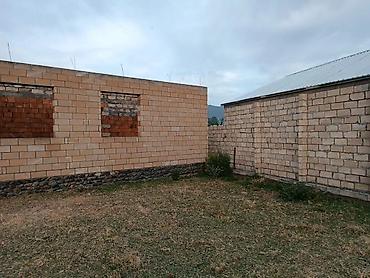 qaxda ev satilir: Satılır: yarımçıq tikili və həyətyanı sahə Balakən rayonunda mərkəzdə — 2