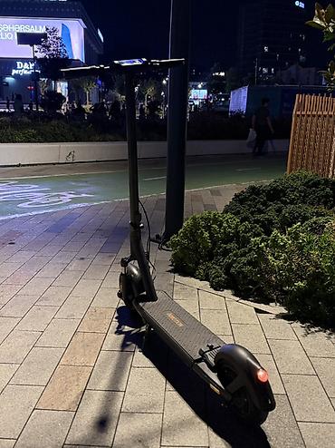 Elektrikli samokatlar: Sürət max: 40km/saat Məsafə dolu şarj ilə :~ 95km Yük götürmə max: 140 — 2
