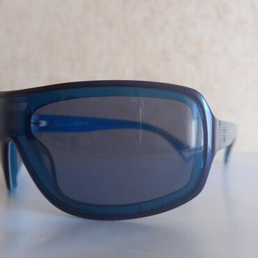 Eynəklər: Emporio Giorgio Armani şirkətinin qalxan formalı eynəyi. - 2011-ci -da lalafo.az — 14 Eynəklər: Emporio Giorgio Armani şirkətinin qalxan formalı eynəyi. - 2011-ci — 14