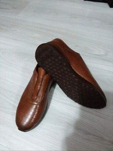 Ayaqqabılar: Məhsul: Kişi ayaqqabıları – 2 cüt, qəhvəyi rəng 1) Klassik slip-on — 2