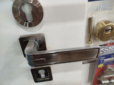 qapi ustu asmalar: Qapı dəsti – metal qapı tutacağı və rozetkalar - Material