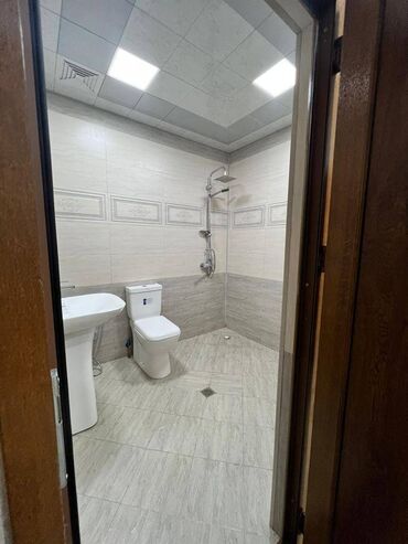 Uzunmüddətli kirayə mənzillər: İnşaatçılar metrosunun çıxışında, 14 mərtəbəli binanın 10-cu — 22