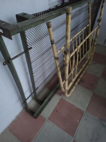 mebel kitab refleri: Metal çarpayı karkası və bambuk materialdan hazırlanmış yan məhəccər — 1
