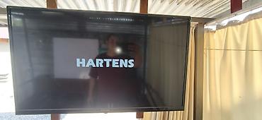 Кронштейны: Телевизор HARTENS, диагональ 32". Плоская LED‑панель с тонкими — 1