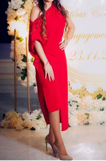 женские атласные длинные перчатки: Qırmızı rəngdə zərif ziyafət donu - Model: asimmetrik kəsimli, bir